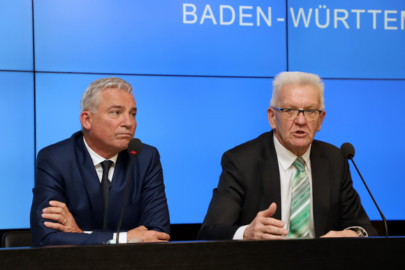 Ministerpräsident Winfried Kretschmann (r.) und Innenminister Thomas Strobl (l.) (Bild: Staatsministerium Baden-Württemberg)