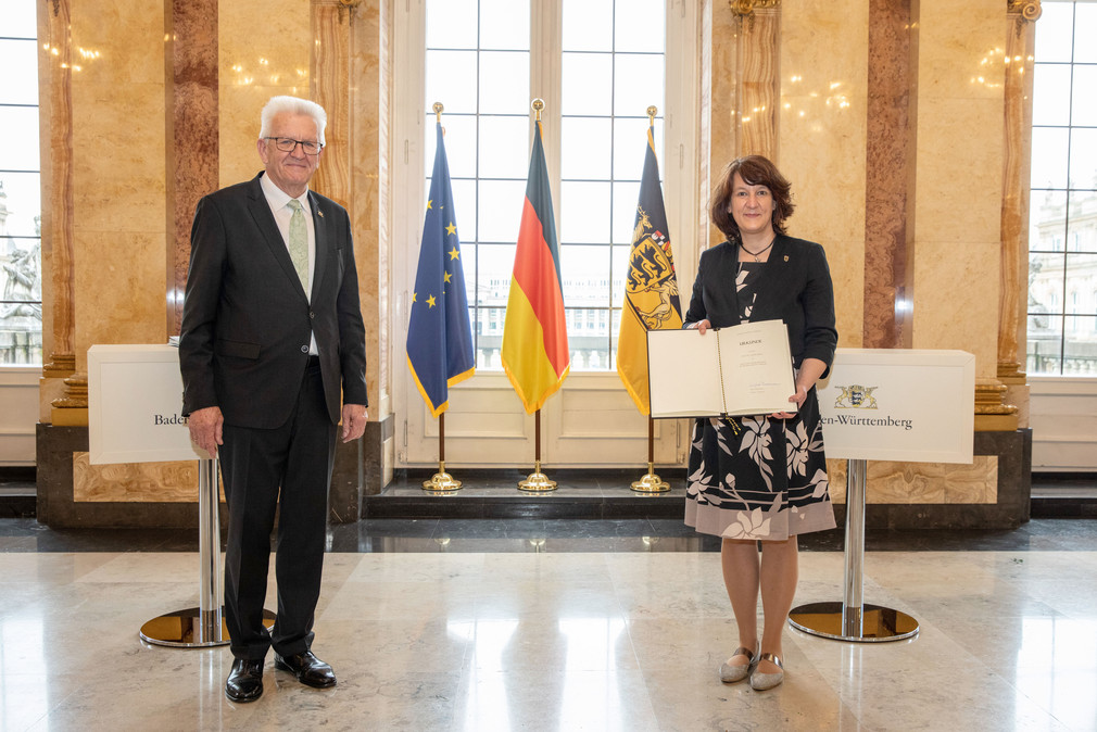 Ministerpräsident Winfried Kretschmann (l.) und Dr. Gisela Splett (r.), Staatssekretärin im Ministerium für Finanzen