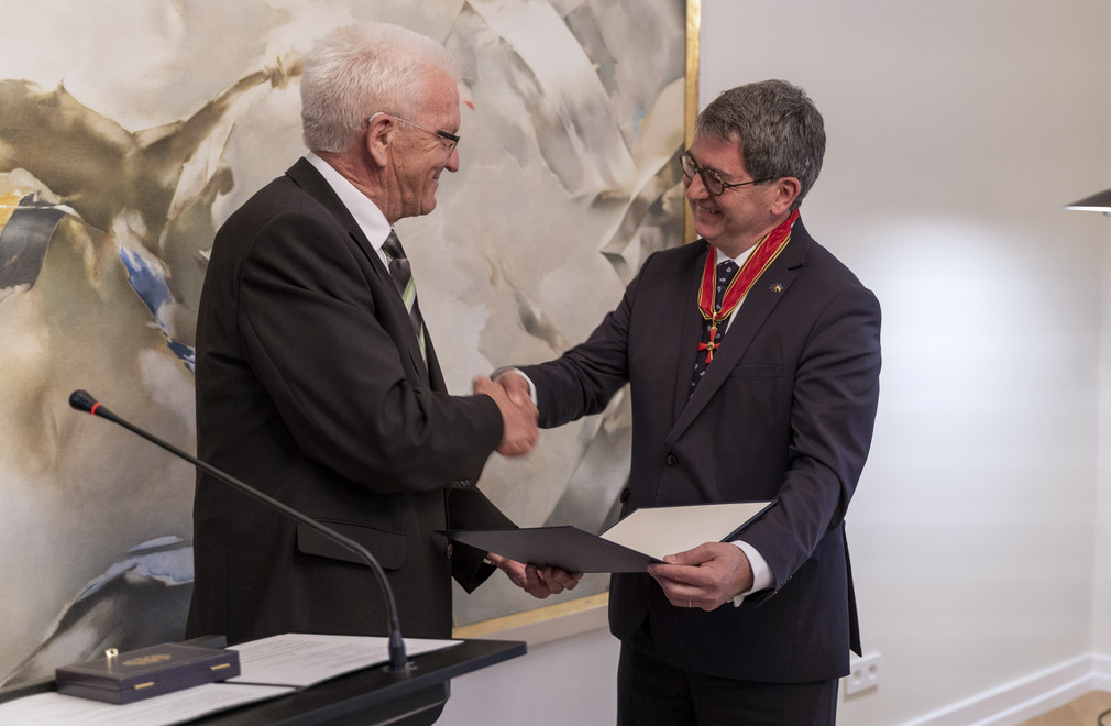 Ministerpräsident Winfried Kretschmann (links) überreicht Jean Rottner (rechts), Präsident der Région Grand Est, das Bundesverdienstkreuz.