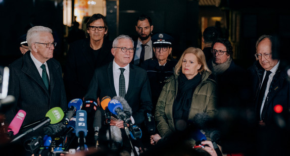 von links nach rechts: Ministerpräsident Winfried Kretschmann, Innenminister Thomas Strobl, Bundesinnenministerin Nancy Faeser und der Mannheimer Oberbürgermeister Christian Specht