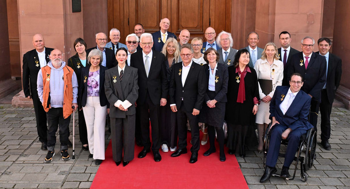 Gruppenbild mit Ministerpräsident Winfried Kretschmann (vorne, vierter von links) und den Ordensprätendentinnen und Ordensprätendenten