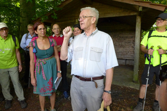 Bei Neuffen: Ministerpräsident Winfried Kretschmann (M.) mit einer Wandergruppe