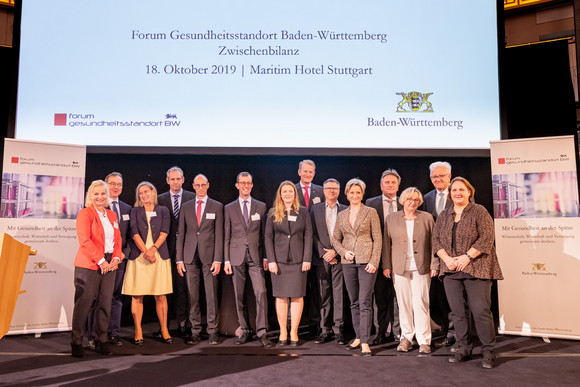 Gruppenbild beim Forum Gesundheitsstandort (Bild: Staatsministerium Baden-Württemberg)