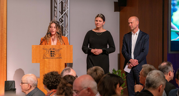 (v.l.n.r.) Lucia Winterhalter (Badische Weinkönigin), Jule Mayr (Württembergische Weinprinzessin) und Dienststellenleiter Stephan Ertner begrüßen die Gäste