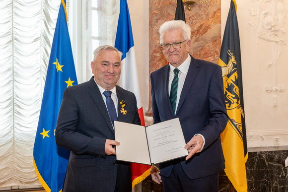 Ministerpräsident Winfried Kretschmann (rechts) und Alexander Gruslak (links)