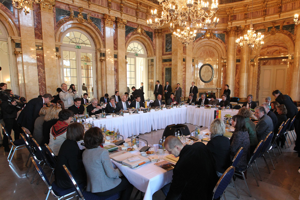Blick in den Marmorsaal des Neuen Schlosses in Stuttgart vor Beginn der gemeinsamen Kabinettssitzung