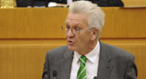 Ministerpräsident Winfried Kretschmann am Rednerpult im Landtag während einer Debatte (Bild: LMZ BW).