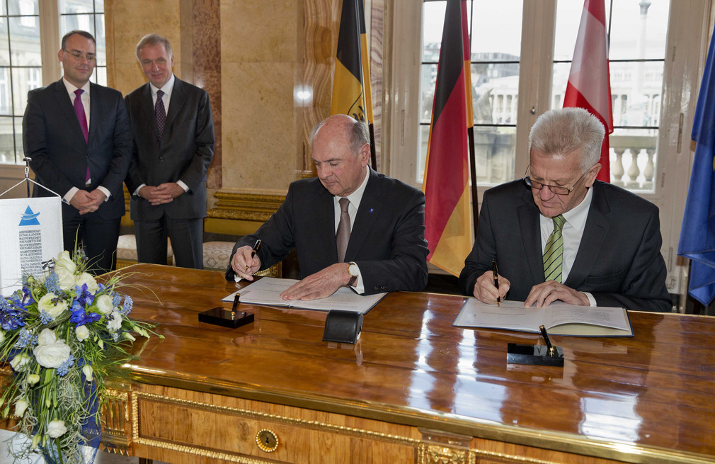 Der niederösterreichische Landeshauptmann Dr. Erwin Pröll (l.) und Ministerpräsident Winfried Kretschmann (r.) unterzeichnen eine Absichtserklärung.