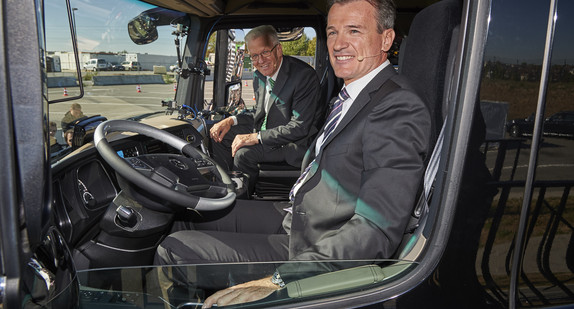 Ministerpräsident Winfried Kretschmann (l.) und Daimler-Vorstand Dr. Wolfgang Bernhard (r.) sitzen im Mercedes-Benz Actros. (Foto: Daimler AG)