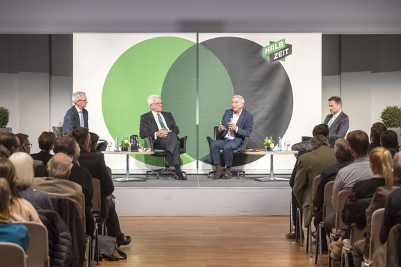 v.l.n.r.: Joachim Dorfs, Chefredakteur der Stuttgarter Zeitung, Ministerpräsident Winfried Kretschmann, Innenminister Thomas Strobl und Christoph Reisinger, Chefredakteur der Stuttgarter Nachrichten. (Bild: Staatsministerium Baden-Württemberg)