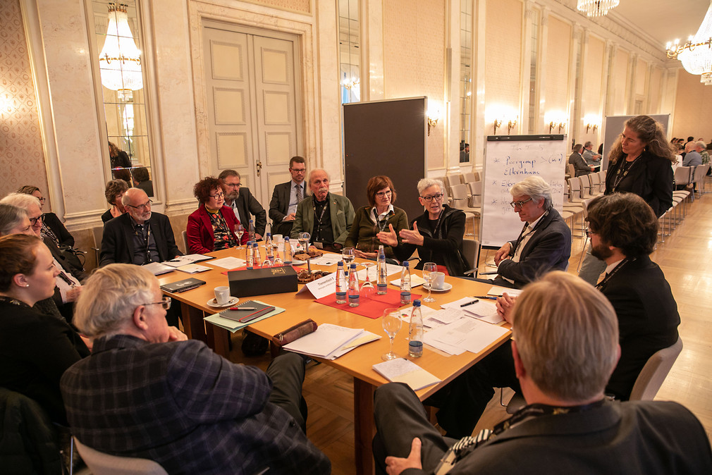 Diskussionsrunden zu thematischen Schwerpunkten an sieben Thementischen (Bild: Staatsministerium Baden-Württemberg)