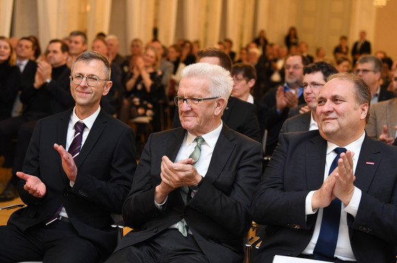 v.l.n.r.: Dr. Steffen Skudelny (Vorstand der Deutschen Stiftung Denkmalschutz), Winfried Kretschmann (Ministerpräsident von Baden-Württemberg), Hans-Peter Wollseifer (Präsident des Zentralverbandes des Deutschen Handwerks) (Bild: Franziska Kraufmann / Deutsche Stiftung Denkmalschutz)