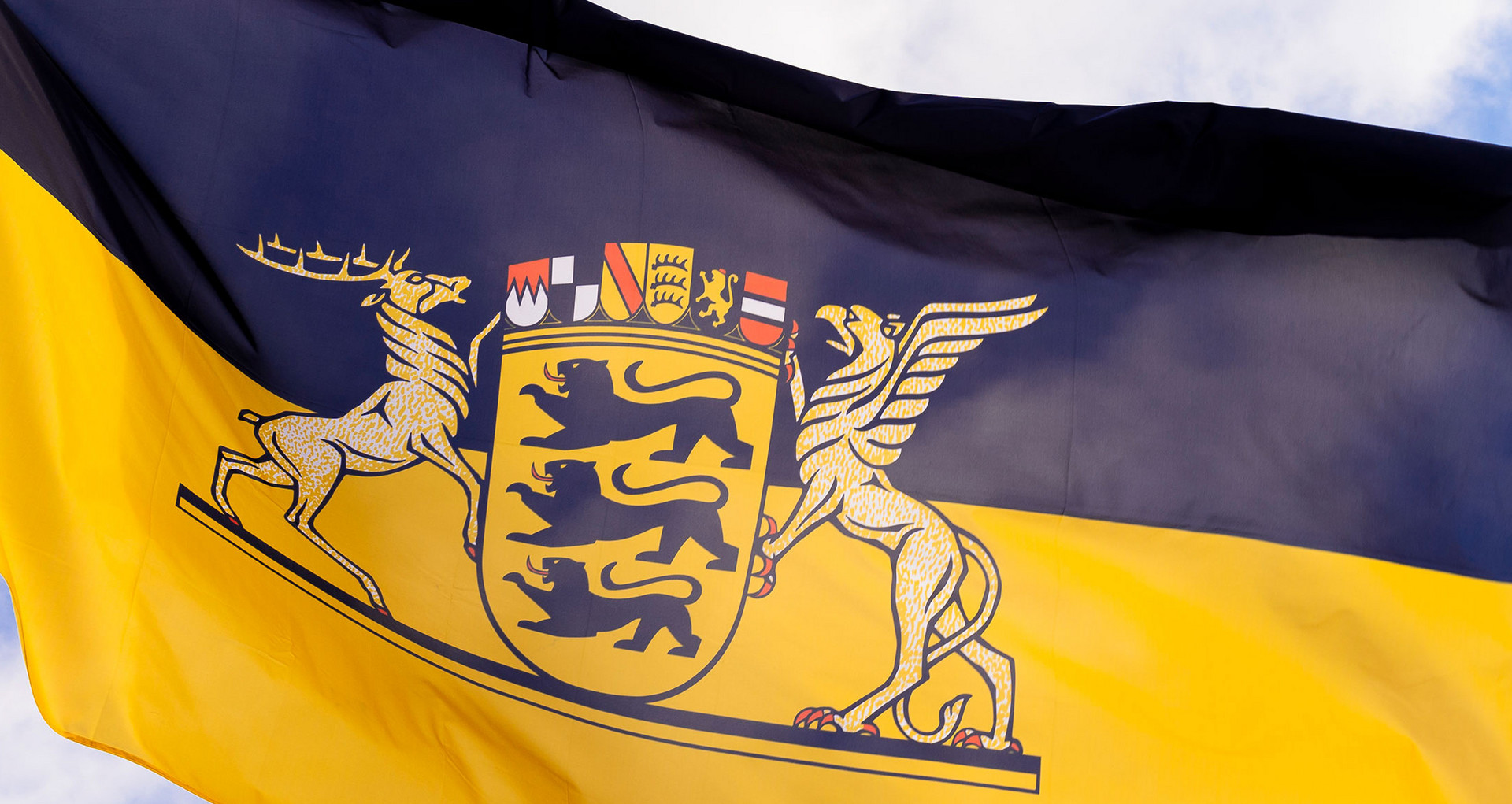 Die schwarz-gelbe Landesflagge von Baden-Württemberg weht im Wind.