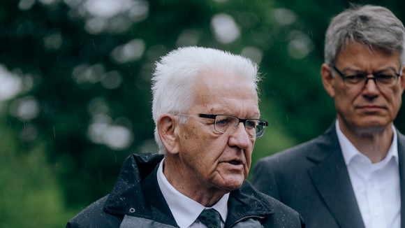 Bahn Schweres Zugunglück bei Riedlingen Ministerpräsident Winfried Kretschmann spricht vor der Presse