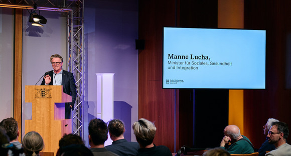 Themenreihe Digitale Hetze, reale Gewalt – Wie stoppen wir den Hass gegen LSBTQIA+? Manne Lucha, Minister für Soziales, Gesundheit und Integration
