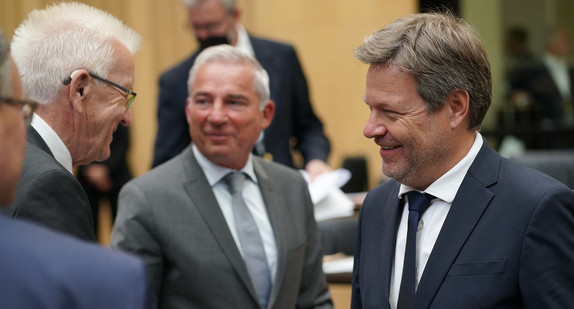 V.l.n.r.: Ministerpräsident Winfried Kretschmann, Innenminister Thomas Strobl und Bundeswirtschaftsminister Robert Habeck