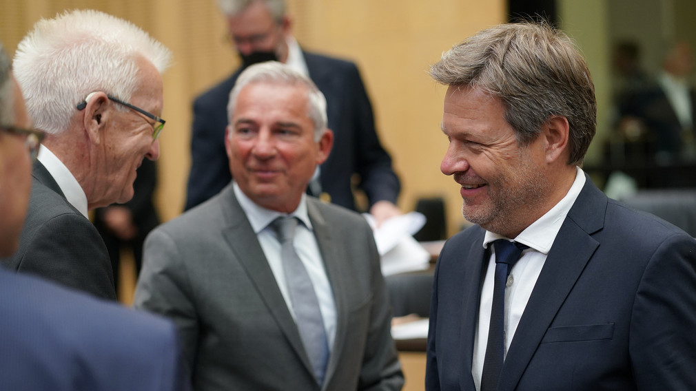 V.l.n.r.: Ministerpräsident Winfried Kretschmann, Innenminister Thomas Strobl und Bundeswirtschaftsminister Robert Habeck