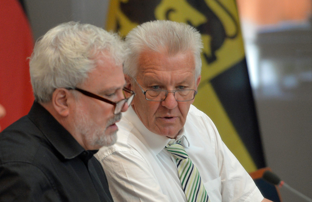 Ministerpräsident Winfried Kretschmann (r.) und Staatssekretär Klaus-Peter Murawski (l.)