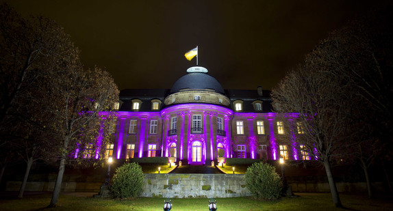 Die Villa Reitzenstein violett beleuchtet