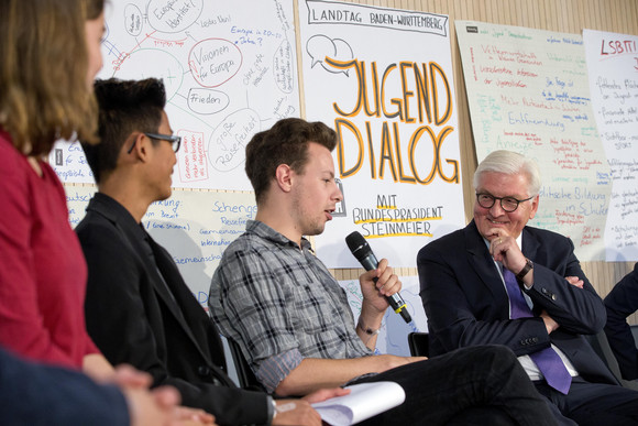 Stuttgart, Landtag: Bundespräsident Frank-Walter Steinmeier (r.) im Gespräch mit Jugendlichen