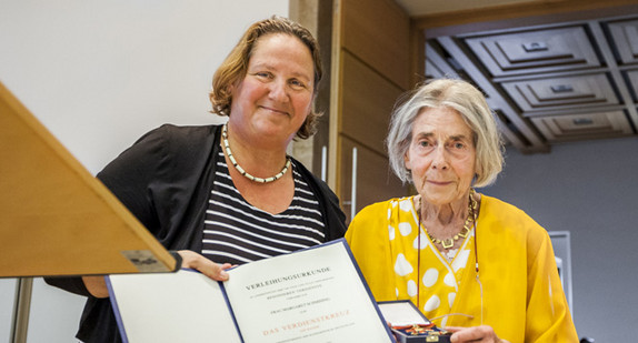 Staatssekretärin Theresa Schopper (l.) und Peggy Schmihing (r.) (Foto: Stadtarchiv Ulm/S.Tschaffon)