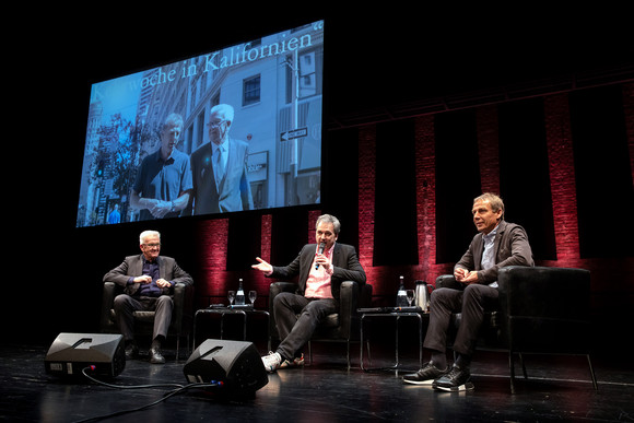 v.l.n.r.: Ministerpräsident Winfried Kretschmann, Arnd Zeigler und Jürgen Klinsmann (Bild: Staatsministerium Baden-Württemberg)