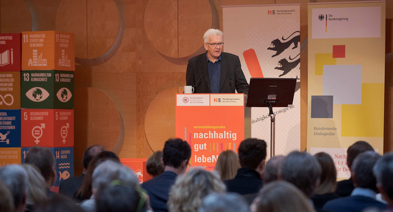 Ministerpräsident Winfried Kretschmann bei seiner Rede auf der Nachhaltigkeitskonferenz von Bund und Ländern in Stuttgart (Bild: Jan Potente)