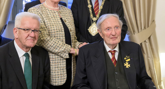 Ministerpräsident Winfried Kretschmann (l.) und Prof. Dr. Dr. h. c. Diether Raff (r.), stehend dahinter Raffs Ehefrau Margot (l.) und der Rektor der Universität Heidelberg, Prof. Dr. Bernhard Eitel (r.) (Bild: Universität Heidelberg – Kommunikation und Marketing, Foto: Philipp Rothe)