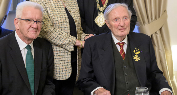 Ministerpräsident Winfried Kretschmann (l.) und Prof. Dr. Dr. h. c. Diether Raff (r.), stehend dahinter Raffs Ehefrau Margot (l.) und der Rektor der Universität Heidelberg, Prof. Dr. Bernhard Eitel (r.) (Bild: Universität Heidelberg – Kommunikation und Marketing, Foto: Philipp Rothe)