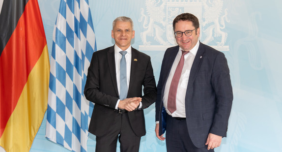 Die Staatssekretäre Dr. Patrick Rapp (links) aus Baden-Württemberg und Tobias Gotthardt (rechts) aus Bayern
