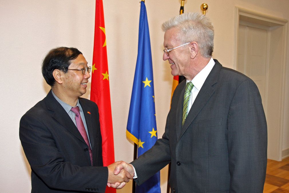 Ministerpräsident Winfried Kretschmann (r.) und der chinesische Botschafter Mingde Shi (l.)