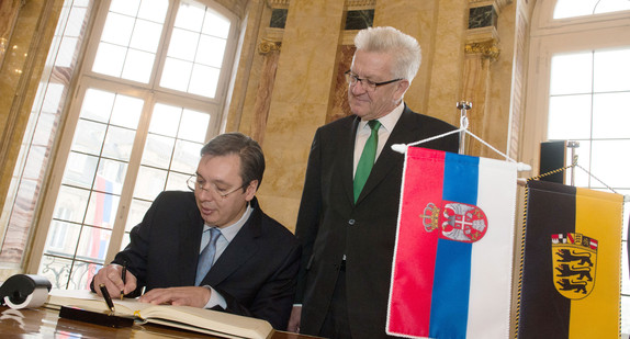 Ministerpräsident Winfried Kretschmann (r.) und der serbische Ministerpräsident Aleksandar Vučić (l.) beim Eintrag in das Gästebuch der Landesregierung (Foto: dpa)