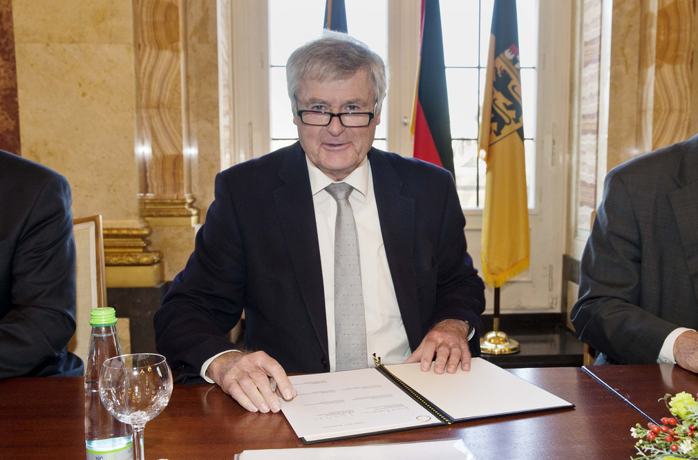 LSV-Präsident Dieter Schmidt-Volkmar beim Unterzeichnen des Solidarpakts.