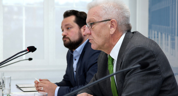 Ministerpräsident Winfried Kretschmann (r.) und der Minister für Ländlichen Raum und Verbraucherschutz, Alexander Bonde (l.)