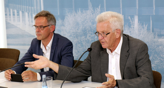 Ministerpräsident Winfried Kretschmann (r.) und Regierungssprecher Rudi Hoogvliet (l.) 