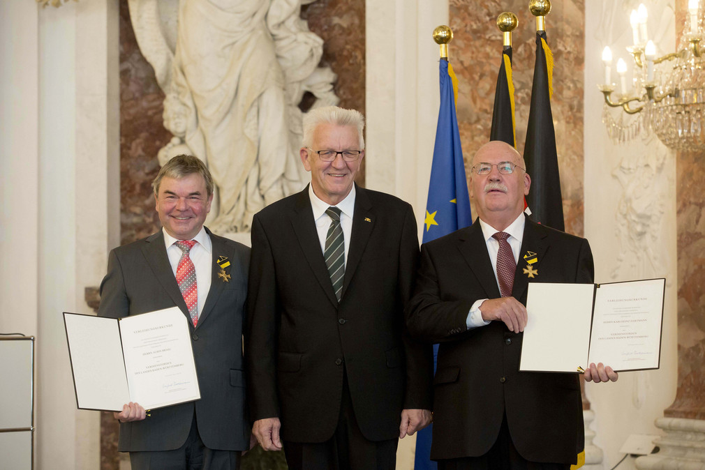 Ministerpräsident Winfried Kretschmann (M.) mit Albin Braig (l.) und Karlheinz Hartmann (r.)