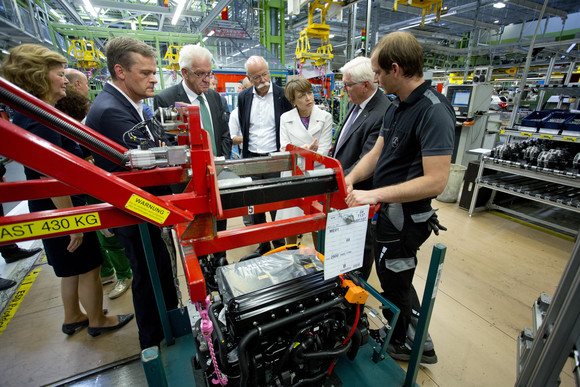 Rastatt, Werk der Daimler AG: Bundespräsident Frank-Walter Steinmeier (2.v.r.), Elke Büdenbender (3.v.r.), Dieter Zetsche (4.v.r.) und Ministerpräsident Winfried Kretschmann (5.v.r.)