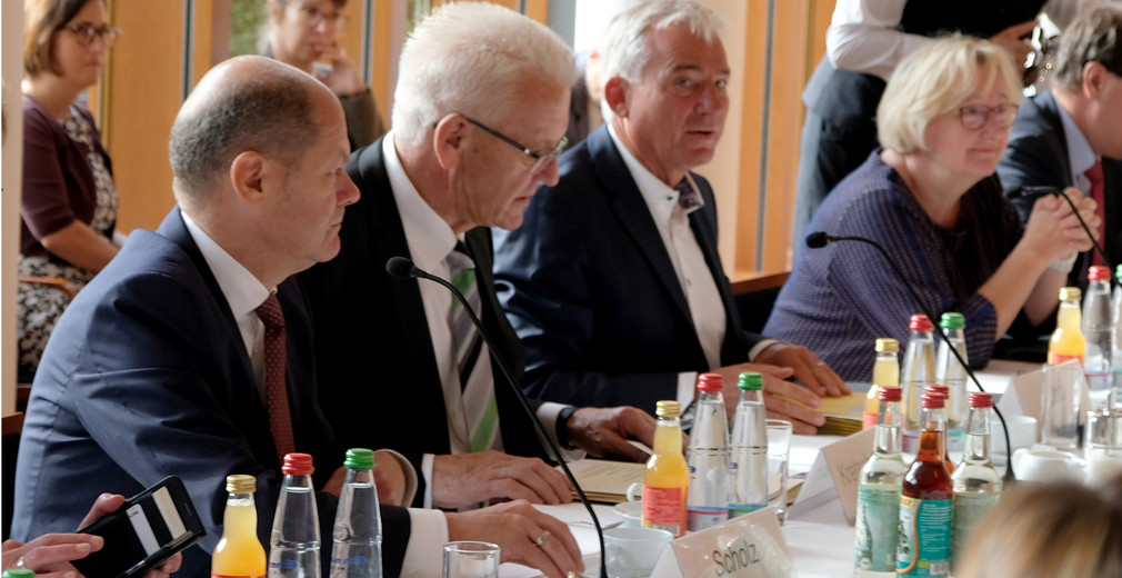 An der auswärtigen Kabinettsitzung in der Landesvertretung in Berlin nahmen neben Ministerpräsident Winfried Kretschmann, dem stellvertretenden Ministerpräsidenten und Innenminister Thomas Strobl, sowie den weiteren Mitgliedern der Landesregierung als Gast auch der Bundesminister der Finanzen und Stellvertreter der Bundeskanzlerin Olaf Scholz teil.