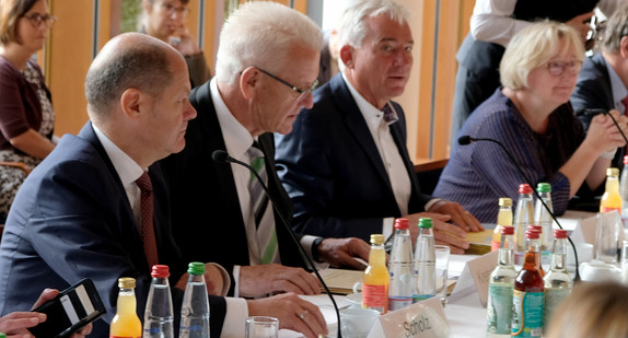 An der auswärtigen Kabinettsitzung in der Landesvertretung in Berlin nahmen neben Ministerpräsident Winfried Kretschmann, dem stellvertretenden Ministerpräsidenten und Innenminister Thomas Strobl, sowie den weiteren Mitgliedern der Landesregierung als Gast auch der Bundesminister der Finanzen und Stellvertreter der Bundeskanzlerin Olaf Scholz teil.