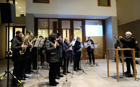 Murgtal-Tanne aus Weisenbach vor der Landesvertretung in Berlin Der Musikverein Weisenbach und die Musikkapelle Au begleiteten den Abend mit stimmungsvollen Weihnachtsliedern.