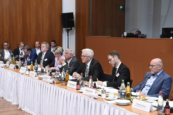 Top-Level-Meeting des Strategiedialogs Automobilwirtschaft BW (Bild: © e-mobil BW / Studio KD Busch)