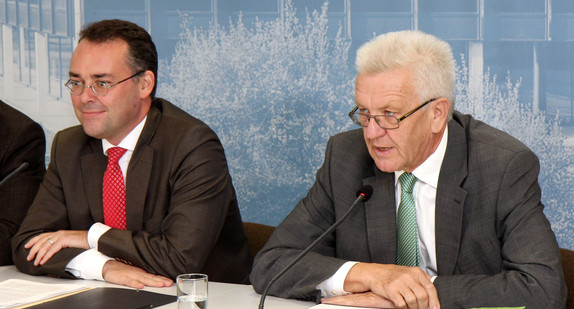 Ministerpräsident Winfried Kretschmann (r.) und Minister Peter Friedrich (l.)