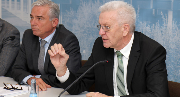 Ministerpräsident Winfried Kretschmann (r.) und Innenminister Thomas Strobl (l.)