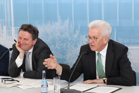 Ministerpräsident Winfried Kretschmann (r.) und Sozial- und Integrationsminister Manne Lucha (l.)