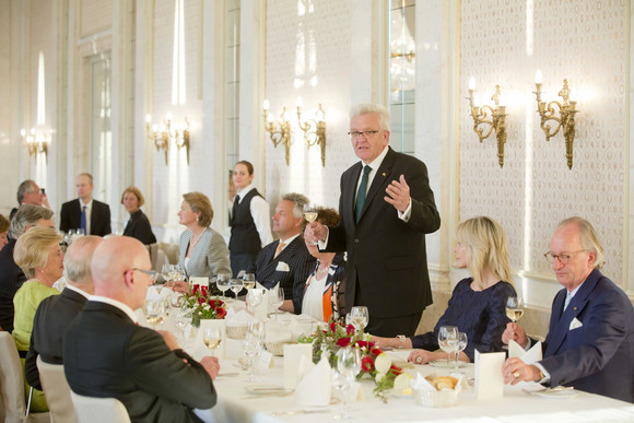 Ministerpräsident Winfried Kretschmann (3.v.r.) bei seiner Tischrede