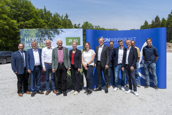 Gruppenbild mit Ministerpräsident Winfried Kretschmann (vierter von links) und Umweltministerin Thekla Walker (fünfte von links)