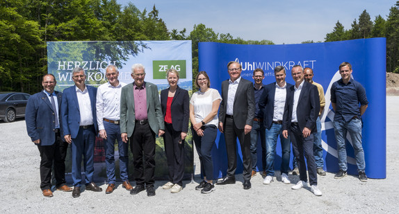 Gruppenbild mit Ministerpräsident Winfried Kretschmann (vierter von links) und Umweltministerin Thekla Walker (fünfte von links)