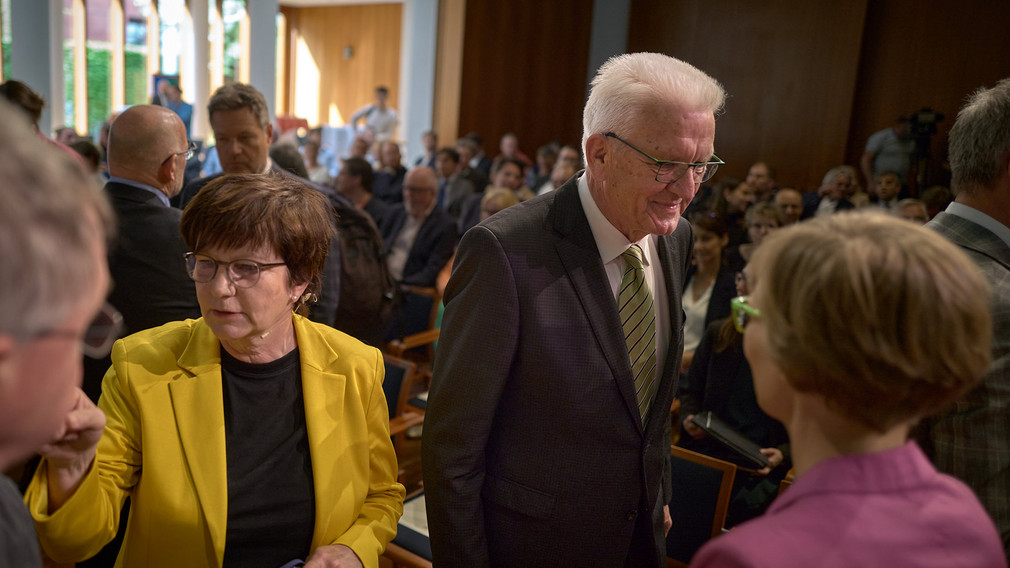 V.l.n.r.: Dr. Ursula Weidenfeld und Ministerpräsident Winfried Kretschmann sprechen mit Gästen der Auftaktveranstaltung