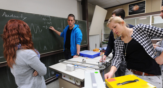 Schüler während des Physikunterrichts im Klassenraum (Foto: © dpa)