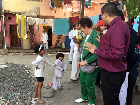 Gerlinde Kretschmann besucht den Slum Dharavi in Mumbai